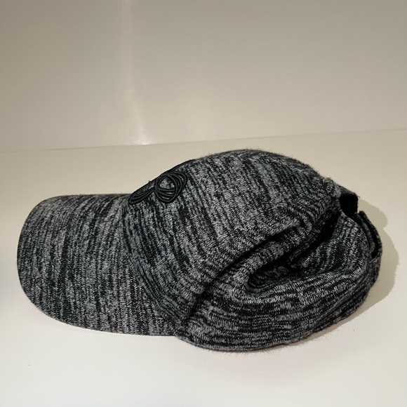 TNA / Aritzia White Logo Baseball Cap in Dover Gray / Adjustable Band - Picture 2 of 6